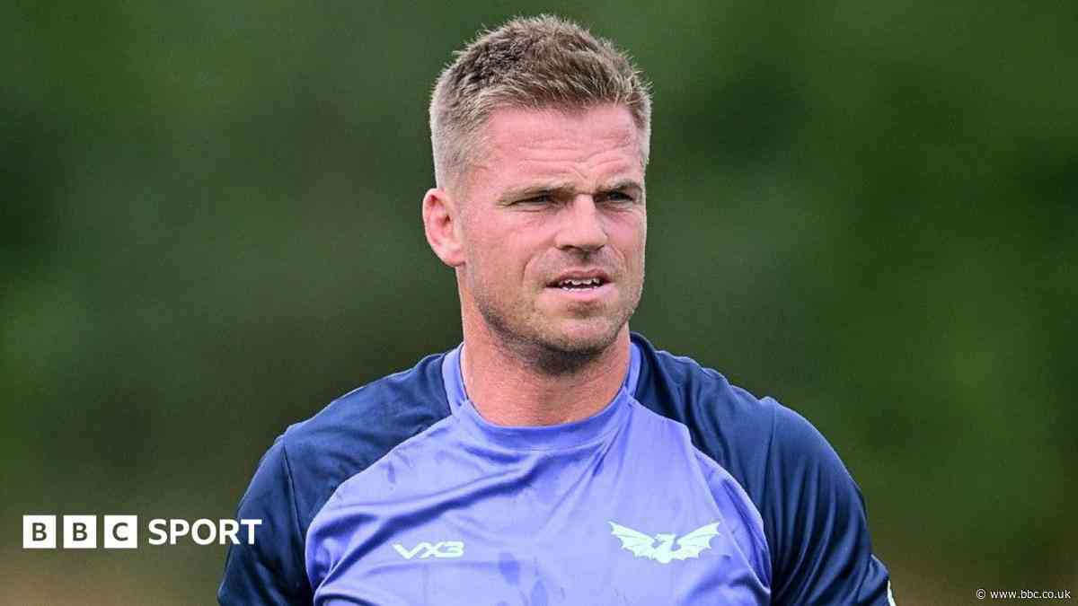 Scarlets sign Wales fly-half Anscombe from Bayonne