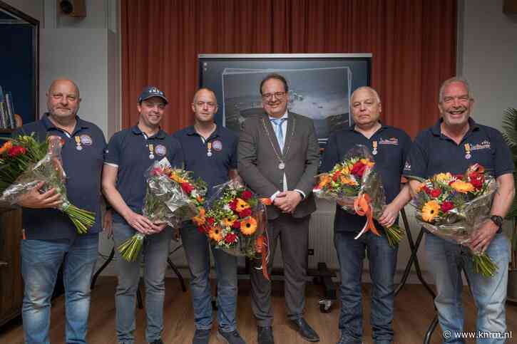 Lintjesregen op nationale Reddingbootdag bij KNRM Huizen