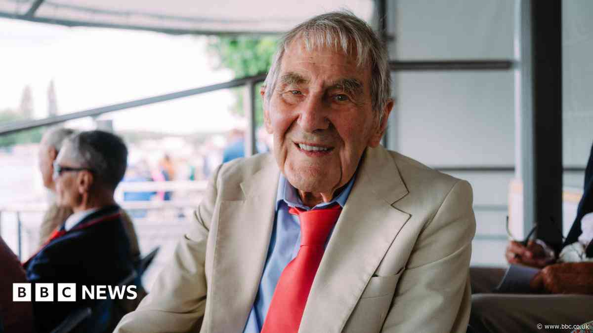 Winning rower, 100, returns to regatta 80 years on