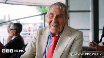 Winning rower, 100, returns to regatta 80 years on