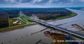 Deze brug is drie jaar oud, maar er zitten nu al gaten in het asfalt: provincie noemt het ‘een bijzondere situatie’