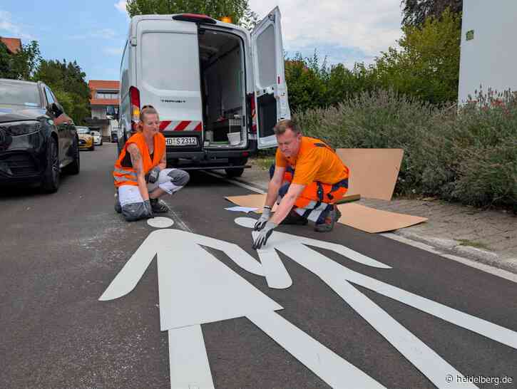 Bürgermeister Schmidt-Lamontain bringt Fahrbahnmarkierung selbst mit auf