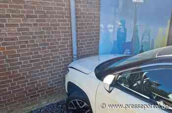 FW Meerbusch: PKW in Hauswand