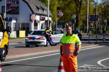Terwijl natuurbrand toeslaat, kleurt de heide in Overloon prachtig paars