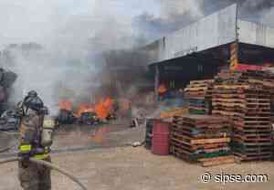Fuerte incendio consume almacén de aceites y materiales cerca de Tres Reyes