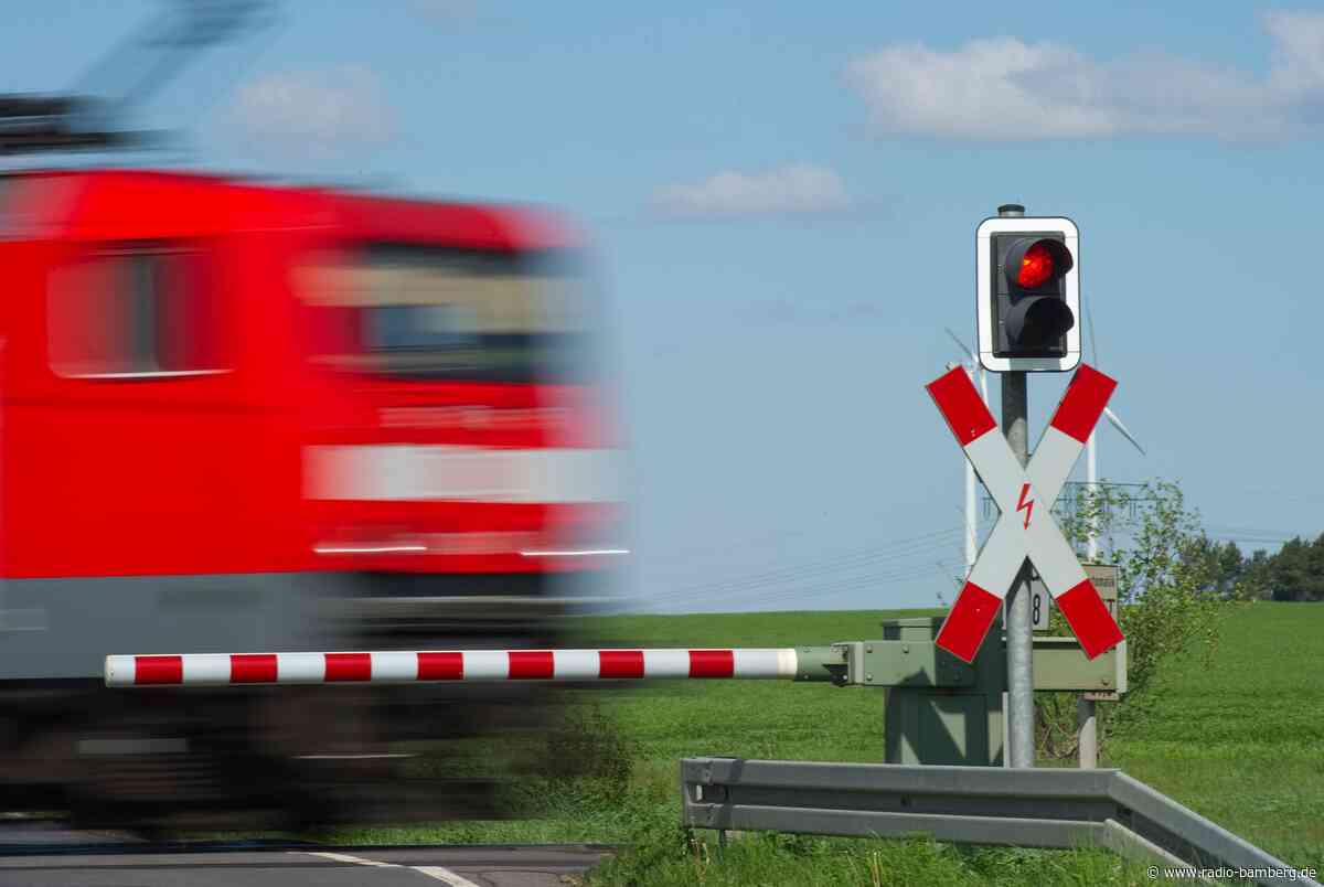 Regionalzug rammt Auto – Fahrer überlebt mit Schutzengel