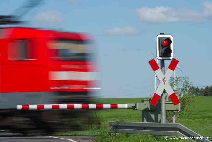Regionalzug rammt Auto – Fahrer überlebt mit Schutzengel