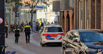 Man rijdt winkelcentrum binnen na achtervolging, verdachte aangehouden door politie