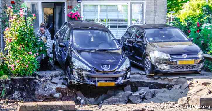 Reyyan houdt hart vast als haar auto in sinkhole dreigt te vallen: ‘Maar dit is erger voor tuintje van mijn moeder’