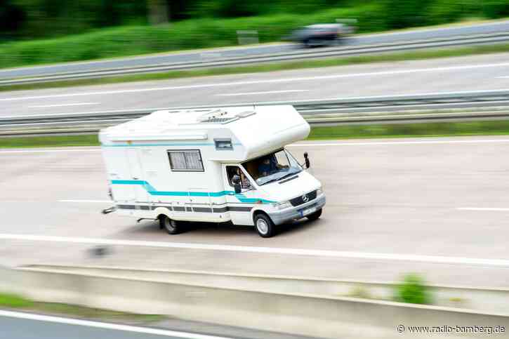Reifen von Wohnmobil platzt auf A8: Ehepaar schwer verletzt