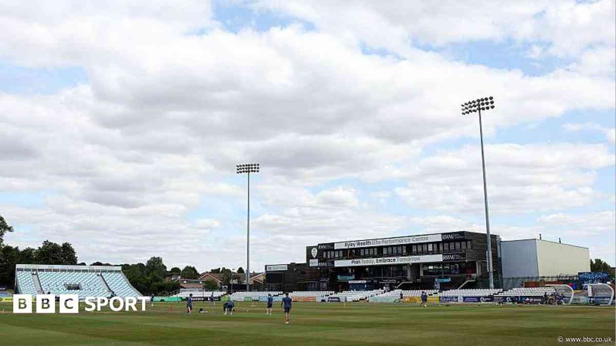 Rogers signs short-term deal with Derbyshire