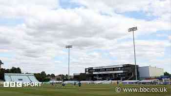 Rogers signs short-term deal with Derbyshire