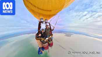 Mates make historic flight in hot air balloon over Kati Thanda-Lake Eyre