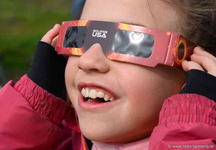 Heiß, wolkenlos – freie Sicht auf partielle Sonnenfinsternis