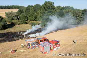 Strohballen in Flammen: Zwei Feuer halten Harthaer Feuerwehr in Atem