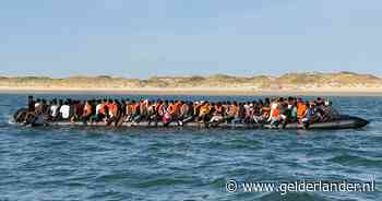 Migranten steken het Kanaal nu over in XXL-rubberboten