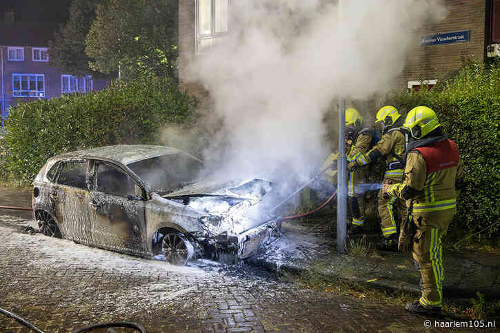 Auto verwoest door brand in Haarlem, politie onderzoekt brandstichting