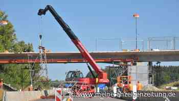 Stahlträger stürzt auf A81 – Brücke und Autobahn vollständig gesperrt