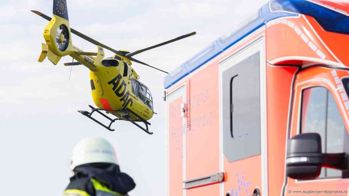 Auto nimmt Vorfahrt, Radfahrer stürzt: 79-Jähriger wird nach Unfall mit Hubschrauber in Klinik geflogen