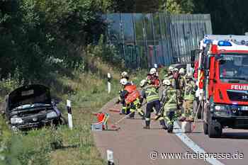 Ölwanne aufgerissen: Feuerwehr muss A 4 bei Hohenstein-Ernstthal nach Unfall reinigen