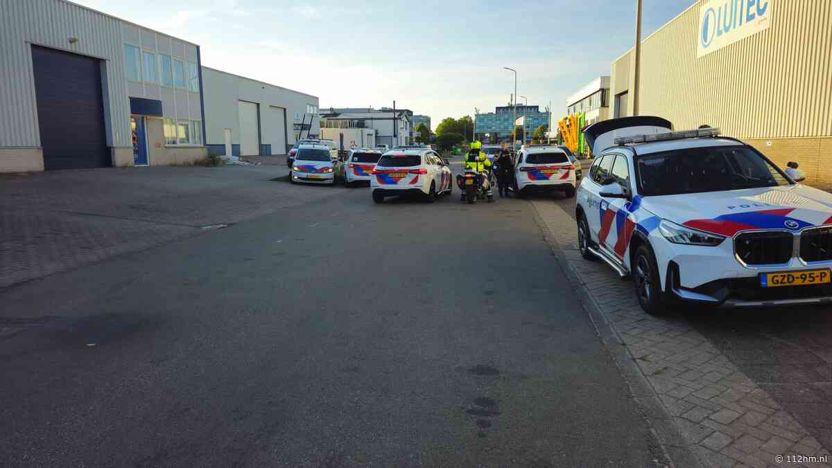 Kogel slaat vlak naast twee personen in op verkeersbord in Alphen aan den Rijn