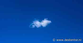 Veel ruimte voor de zon met een enkele wolk op Urk in de middag