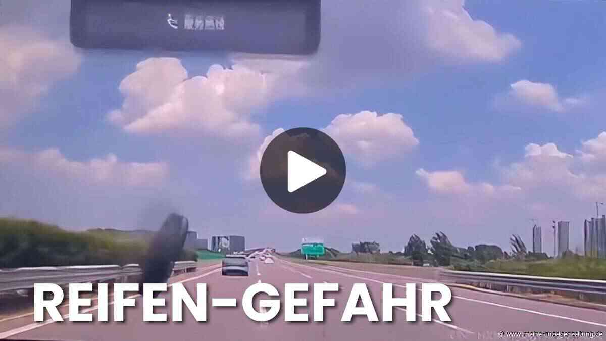 Video zeigt Horror-Crash: Lkw-Reifen schlägt auf Autobahn in Auto ein