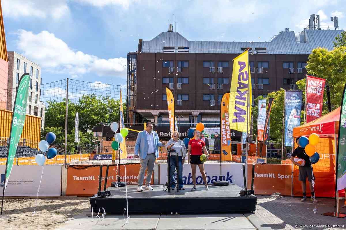 Knallende en zonnige start voor Zomerparade