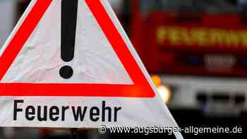 Feuerwehr löscht brennendes Altholz neben einer Lagerhalle in Babenhausen