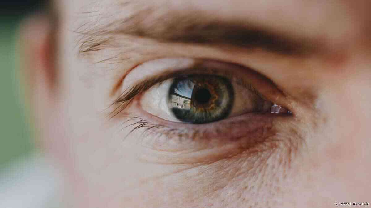 Hohes Cholesterin: Anzeichen äußern sich schon an Füßen und Augen