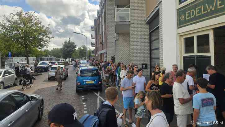 Honderden mensen in de rij voor eclipsbril: ‘Wij verkopen ze morgen nog op het strand’