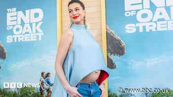 Anne Hathaway pokes fun at 'fake baby bump' theories