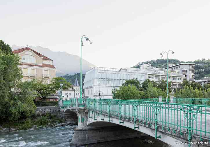 Überhöhte Mansarde - Hotelaufstockung in Meran von feld72