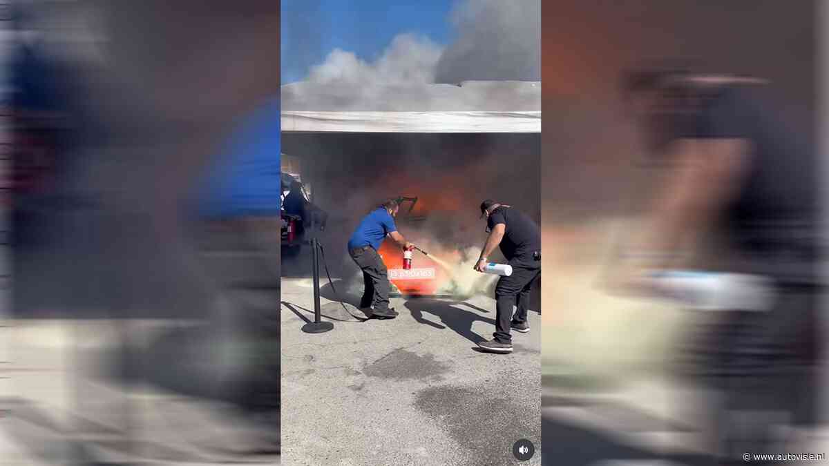 Peperdure en zeldzame Mazda 767B vliegt in brand terwijl omstanders de auto proberen te redden