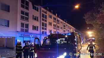 Wohnungsbrand im dritten Obergeschoss: Mann springt in München aus Fenster