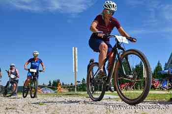 Mountainbiker begeben sich im Erzgebirge auf Gipfeljagd