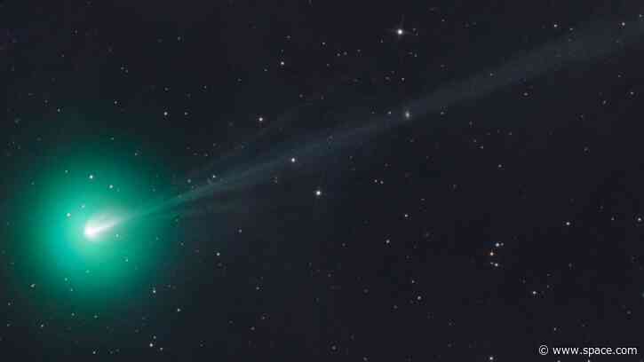 Green comet caught soaring over Namibia | Space photo of the day for Aug. 12, 2026