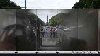 Kunst vor Brandenburger Tor: Durchsichtige Mauer erinnert an Mauerbau-Jubiläum