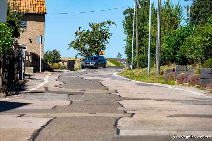 Nach 25 Jahren Wartezeit: Baustart für Holperpiste im Dorf an der B 107 bei Lunzenau