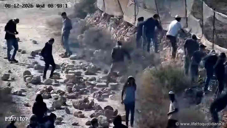 Coloni israeliani assediano per giorni un villaggio palestinese in Cisgiordania: bloccata anche l’ambulanza mandata per evacuare i bambini