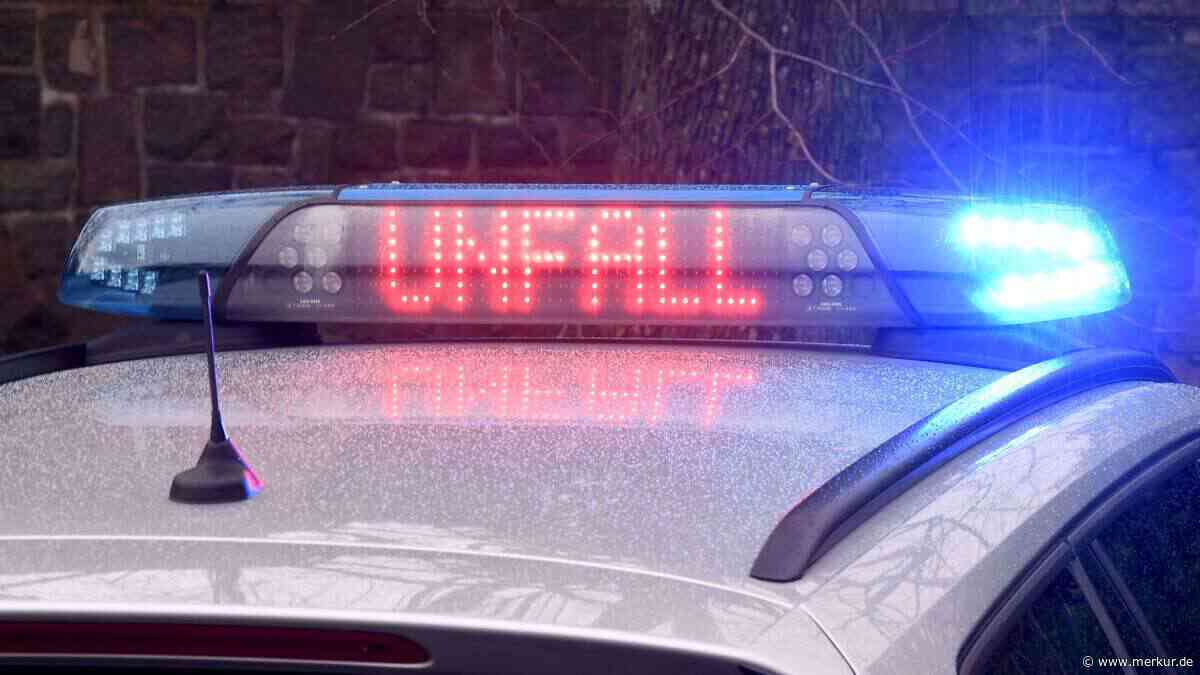 Auto überschlägt sich nach Kollision mit Holzstamm – 73-Jährige verletzt