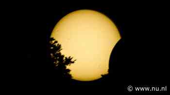 Live eclips | Levendige handel in speciale brillen in uren voor zonsverduistering