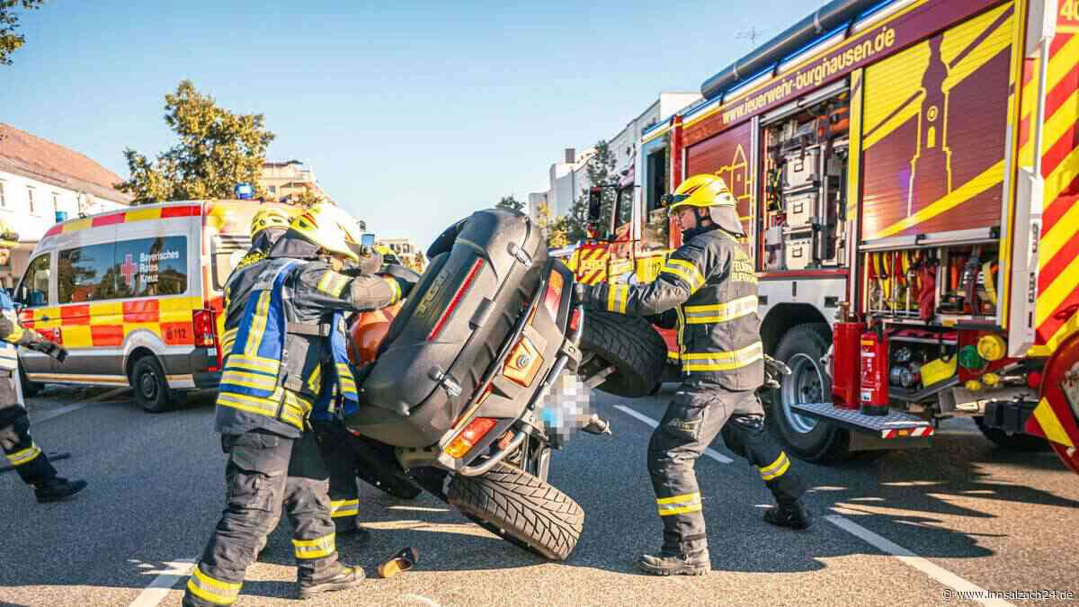 Kreuzungs-Crash in Burghausen: Quad-Fahrerin kollidiert mit Auto und kippt um