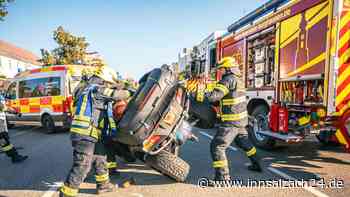 Kreuzungs-Crash in Burghausen: Quad-Fahrerin kollidiert mit Auto und kippt um