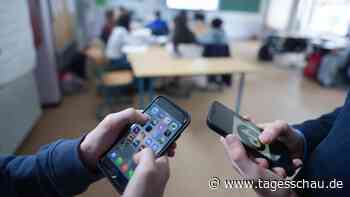 Tschechiens Regierung plant strenge Handyregeln an Schulen