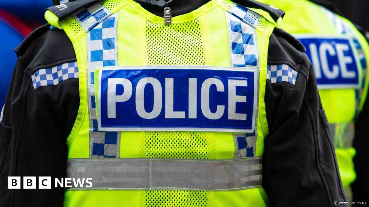 Police officer charged with assaulting suspect