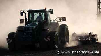 Traktor überschlägt sich: Landwirt (†74) wird herausgeschleudert und überrollt – tot