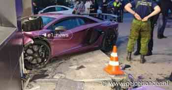 Russische miljardairszoon knalt met paarse Lamborghini van 400.000 euro tegen flatgebouw