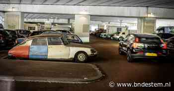 Kapotte oldtimers en auto’s die al jaren stof vangen op parkeerterrein: ‘Waarom doet gemeente niets?’