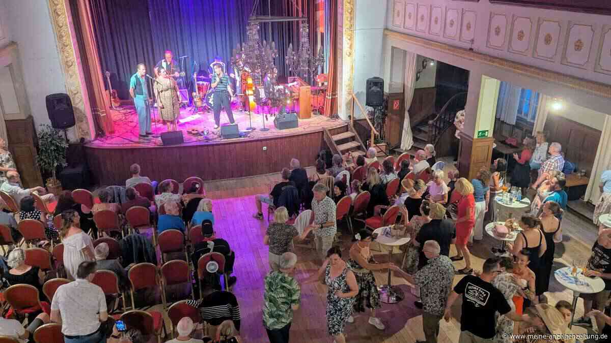 Elvis-Legende Jacky Cleever zieht Gäste beim ersten Lied auf die Tanzfläche